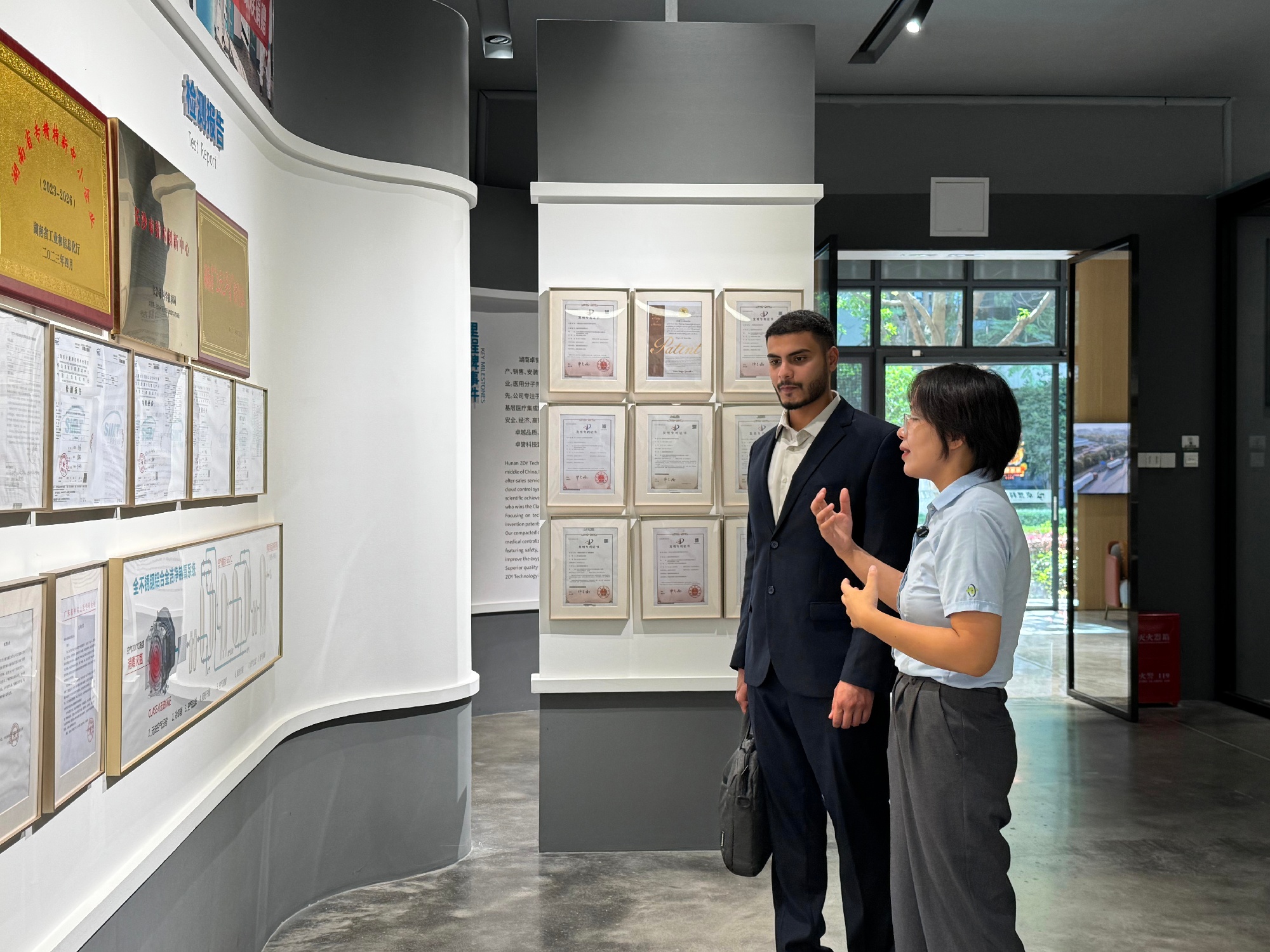 介紹卓譽.jpg 卓譽介紹